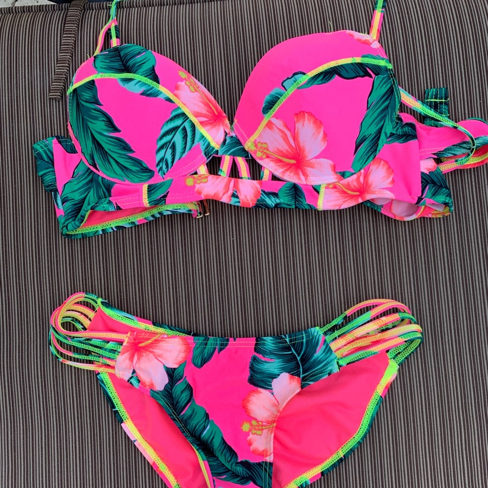 Bikini set top is M and bottoms XS :)